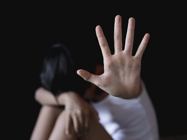 27enne colpisce la compagna con schiaffi e pugni, salvata dalla segnalazione dei genitori
