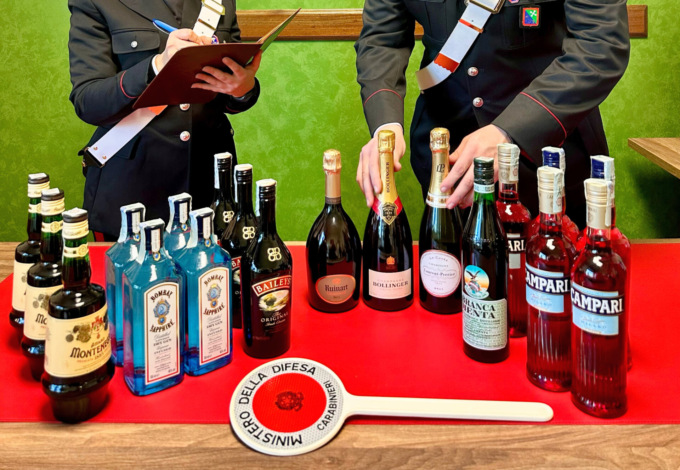 Hai voglia l’aperitivo… A bordo dell’auto aveva 300 euro di bottiglie di alcolici (rubate)