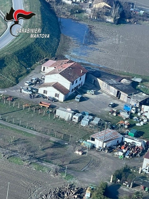 L'azienda agricola del pastore 48enne durante l'operazione dei Cc