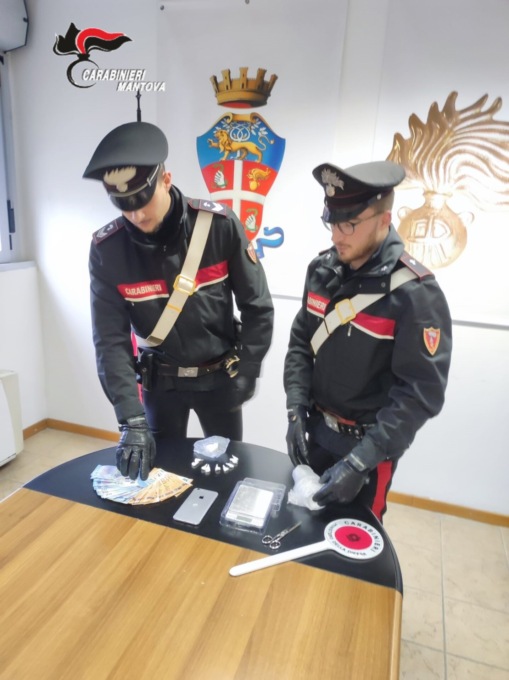 La cocaina e il denaro trovati dai carabinieri di Castiglione