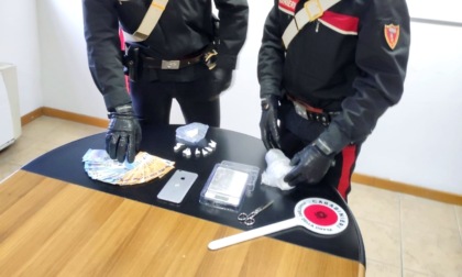 Chiuso in casa ai domiciliari, trasforma l'abitazione in una base di spaccio di cocaina