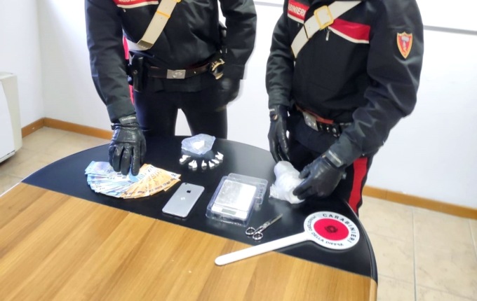 Chiuso in casa ai domiciliari, trasforma l’abitazione in una base di spaccio di cocaina