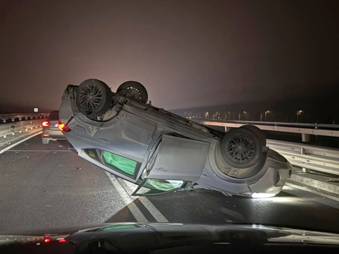Auto capotta sul ponte tra Viadana e Boretto, coinvolta anche una bambina di 5 anni