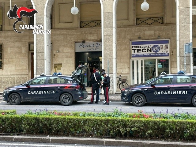 Controlli dei carabinieri nella zona di Galleria Ferri, in centro a Mantova