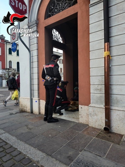 Un intervento dei carabinieri in favore del bisognoso