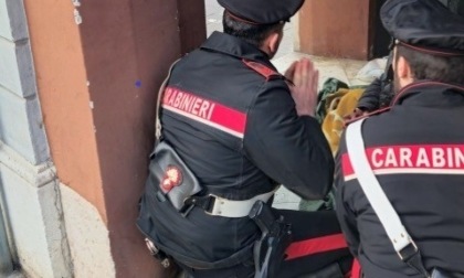 Senzatetto chiama il 112 e chiede aiuto, i carabinieri gli offrono cena e coperta