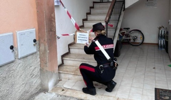 Tentato femminicidio, le fracassa il cranio con 10 martellate: arrestato l’ex compagno