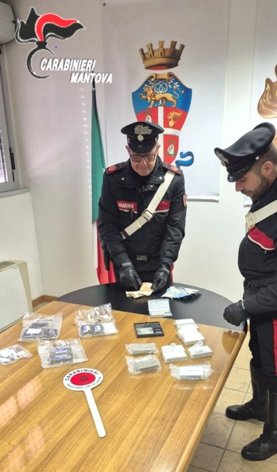 I carabinieri con la sostanza stupefacente sequestrata