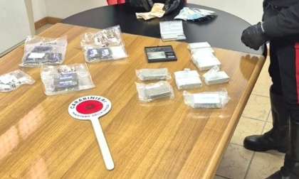 Si presentano per acquistare l'hashish, ma rapinano i pusher che alla fine se la vedono con i carabinieri