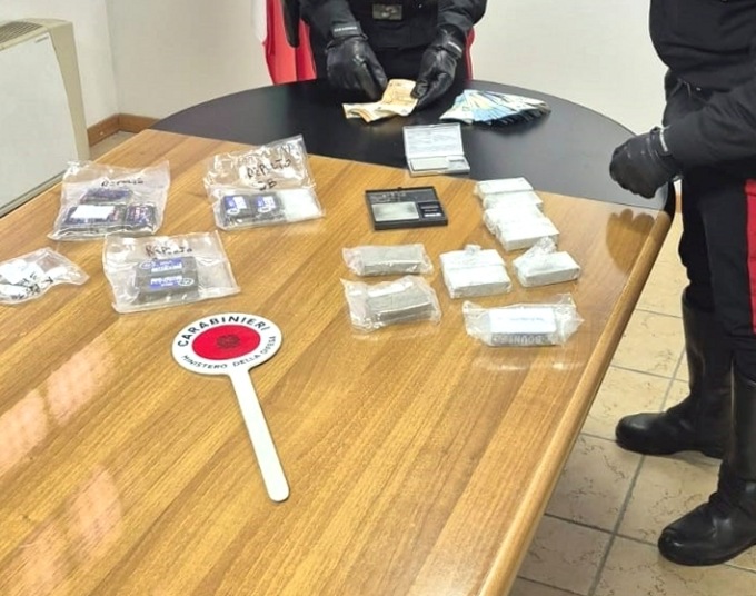 Si presentano per acquistare l’hashish, ma rapinano i pusher che alla fine se la vedono con i carabinieri