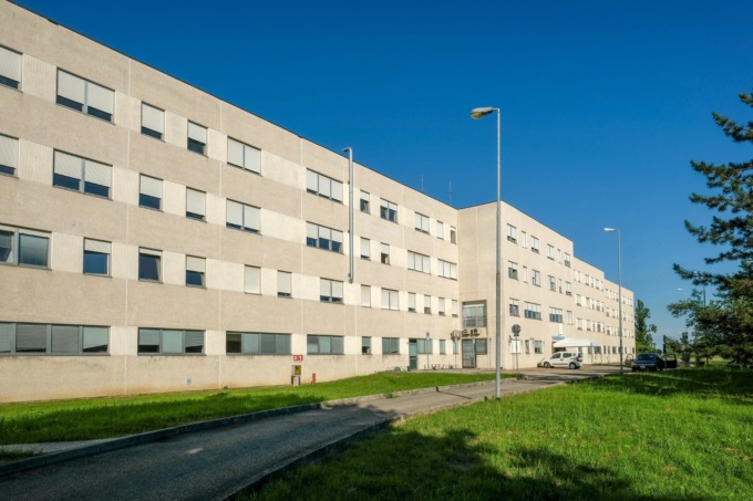 Aggredisce il medico ospedaliero sotto gli occhi di suo figlio di 9 anni: denunciato