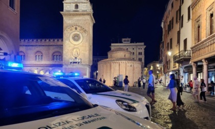 Dopo l'incidente tenta la fuga e aggredisce un agente, una 27enne nei guai