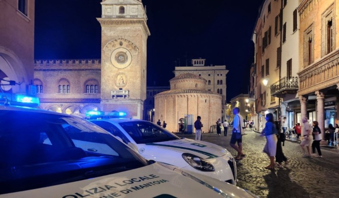 Dopo l’incidente tenta la fuga e aggredisce un agente, una 27enne nei guai