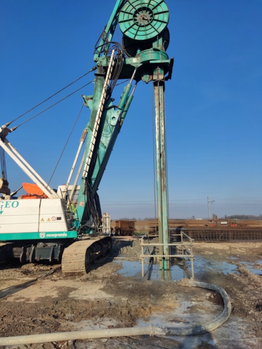 Uno dei macchinari al lavoro per la realizzazione del nuovo ponte