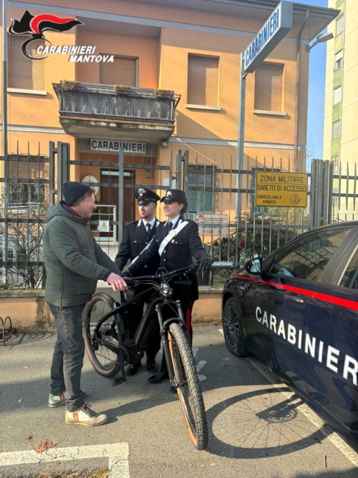 Il momento in cui la bicicletta è stata restituita al 61enne