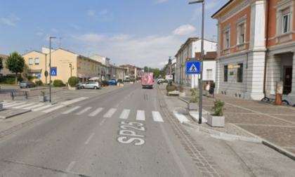 Motociclista 46enne si schianta contro un'auto in sosta, trasportato in ospedale