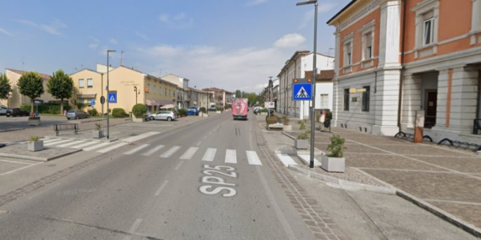 Motociclista 46enne si schianta contro un’auto in sosta, trasportato in ospedale