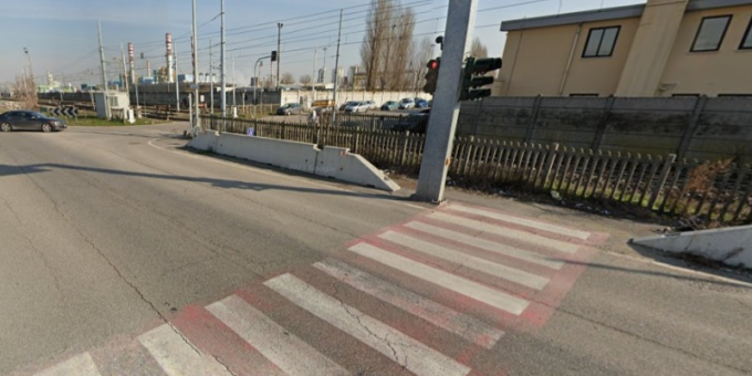 La mano rimane incastrata nel macchinario, 44enne finisce in ospedale