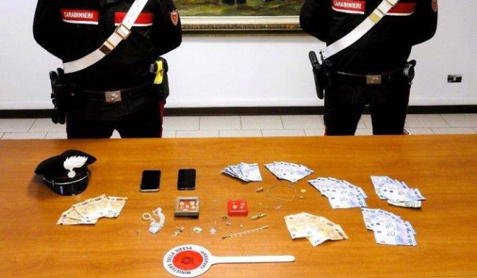 Si fingono carabinieri e truffano due anziane, portata via anche la fede nuziale