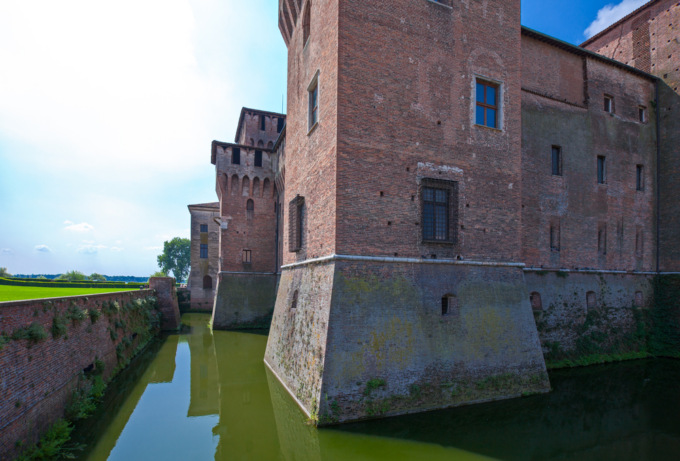 Si butta nel fossato del Castello di San Giorgio per salvare il cagnolino, turista 21enne in ospedale
