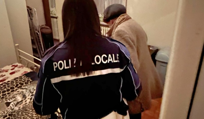 Viveva senza cibo e al freddo, anziana in difficoltà soccorsa dalla Polizia Locale