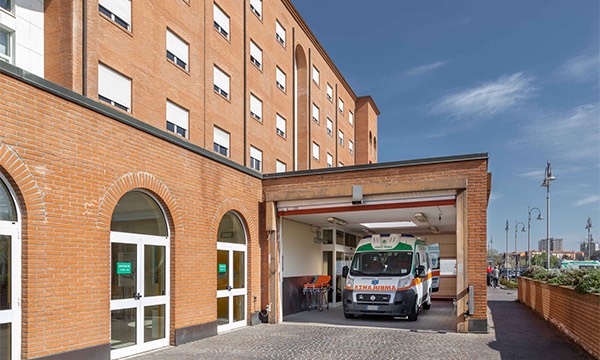 L’attesa al pronto soccorso è troppo lunga, 70enne prende a pugni un’infermiera a Mantova
