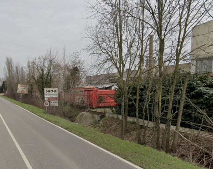 Scontro tra due auto davanti a un’azienda di Gonzaga, 55enne trasportato in ospedale