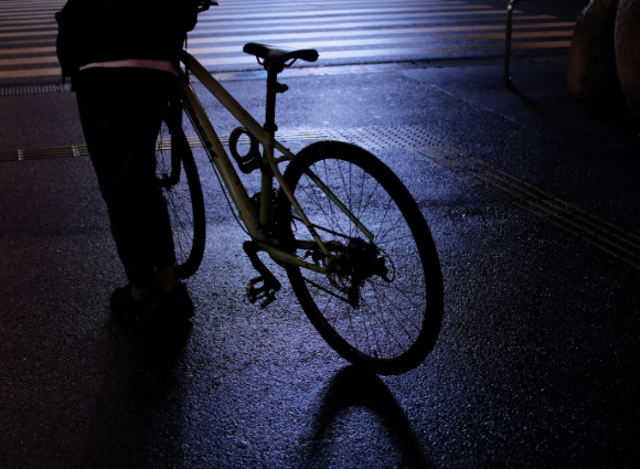 Urta un ciclista con l’auto a Suzzara e lo fa cadere, 45enne via in ambulanza