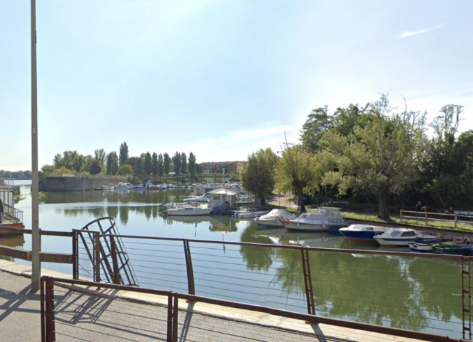 Passanti avvistano un corpo nel lago inferiore di Mantova, cadavere recuperato dai pompieri