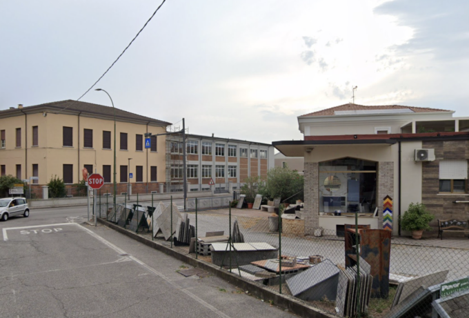 Esce di strada a Guidizzolo e sfonda il muretto della ditta Edilcom, 37enne in ospedale