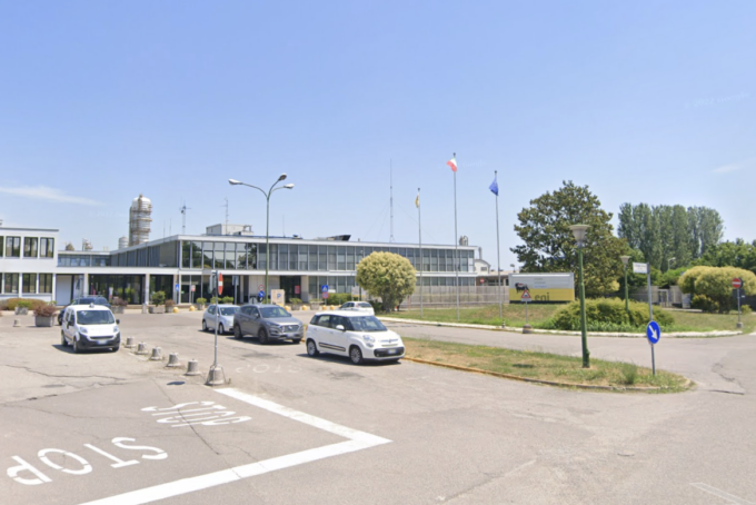 Colpito da un arresto cardiaco sul lavoro a Mantova, 47enne grave in ospedale