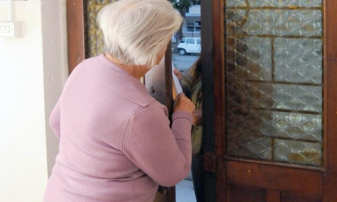 Si finge maresciallo e porta via gioielli da 30mila euro a due 86enni di Mantova