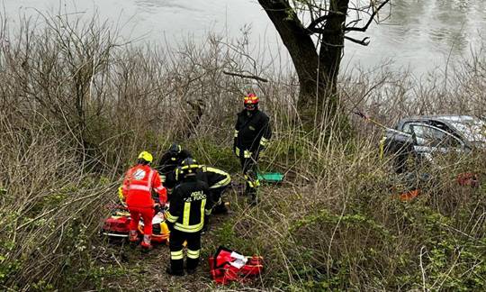 Perde il controllo dell’auto e scivola giù dalla sede stradale terminando la corsa a pochi metri dal fiume Oglio