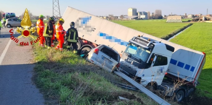 La Toyota Corolla e il mezzo pesante dopo essere finiti nel fosso