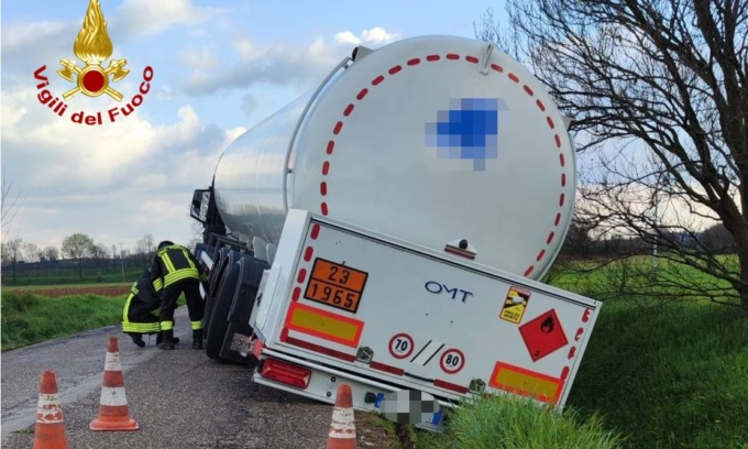 Le foto dell’autocisterna carica di GPL uscita di strada a Cavriana