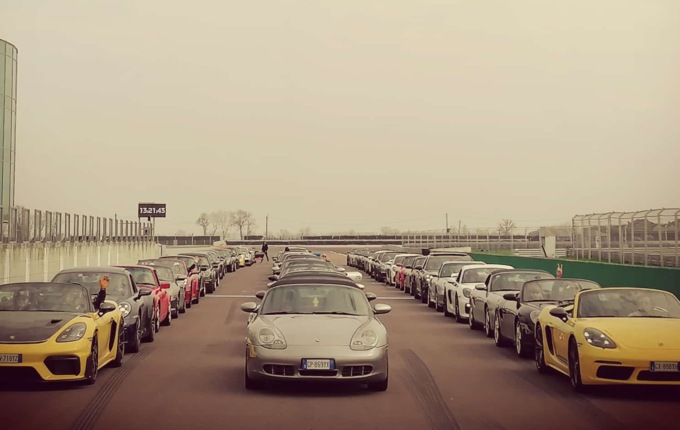 Raduno di Porsche a Campitello, il ritrovo all’Hotel Majestic e la sfilata al Cremona Circuit