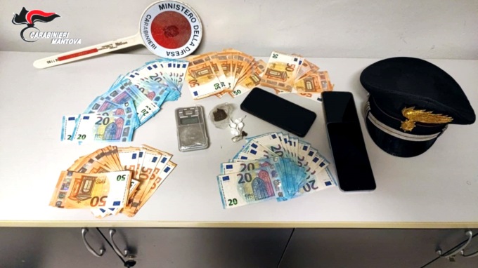 Viavai vicino a casa: i carabinieri trovano cocaina, hashish e 3mila euro in contanti