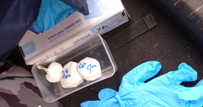 Viavai dall’abitazione del 33enne già noto ai carabinieri: in casa aveva un etto di cocaina