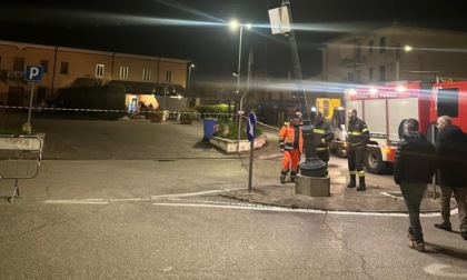 Colpisce i cavi elettrici e precipita con il parapendio in piazza, grave 60enne