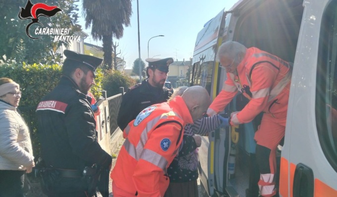 Cade e non riesce più a rialzarsi, salvata grazie all’allarme lanciato dalla vicina