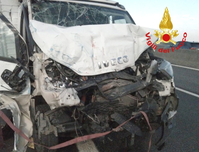 Travolto da un furgone mentre lavora in autostrada, muore un operaio mantovano