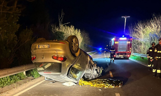 Schianto dopo il sorpasso: auto capottata, morto sul colpo un 58enne