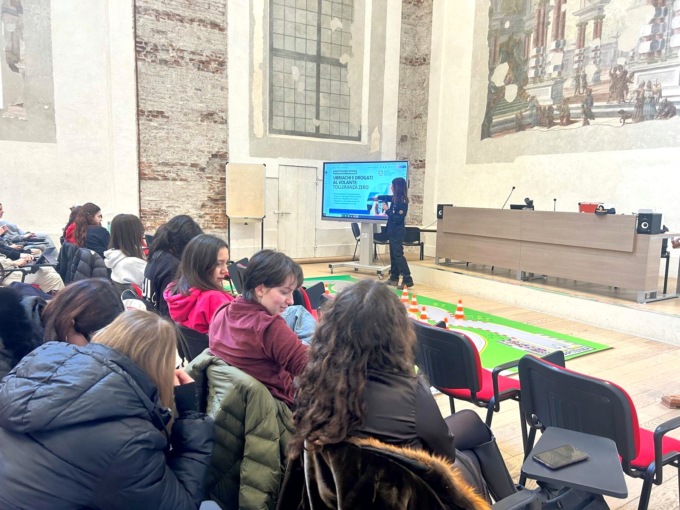 Cosa si prova quando si guida ubriachi o sotto l’effetto di sostanze, polizia locale a scuola