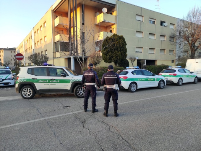 Danneggiamenti, vandalismi e un’anziana presa a pugni: scattano le denunce per la baby gang di Lunetta