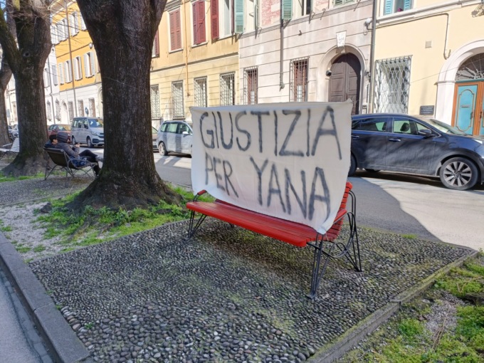 Lo striscione fuori dal Tribunale di Mantova