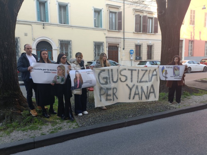 Amiche e amici di Yana fuori dal Tribunale di Mantova dopo la lettura della sentenza