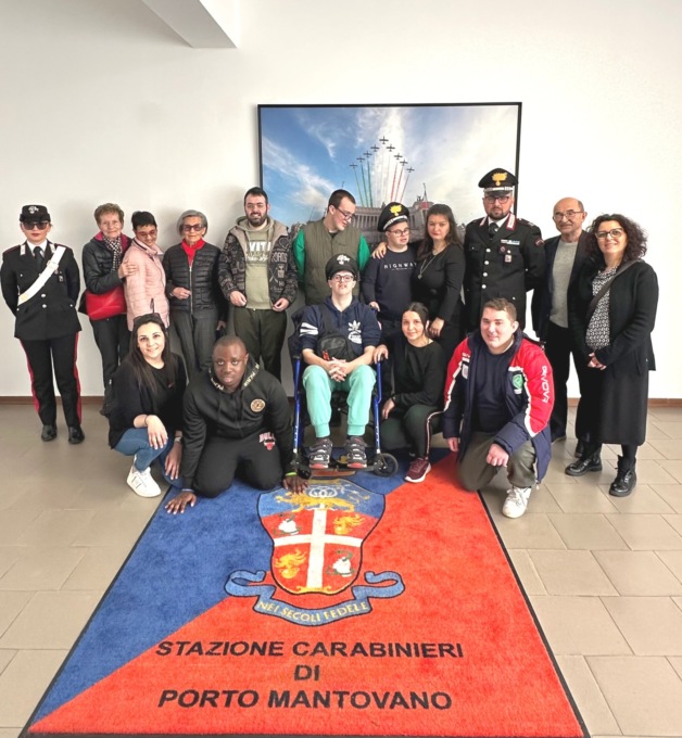 Tanta emozione e tanta curiosità: gli utenti della coop La Quercia in visita ai carabinieri