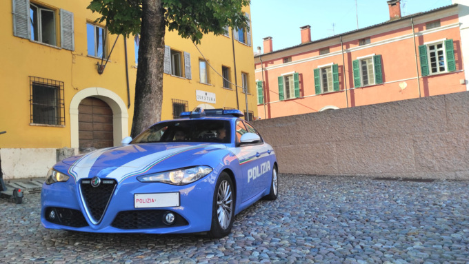 Una volante di fronte alla Questura di Mantova
