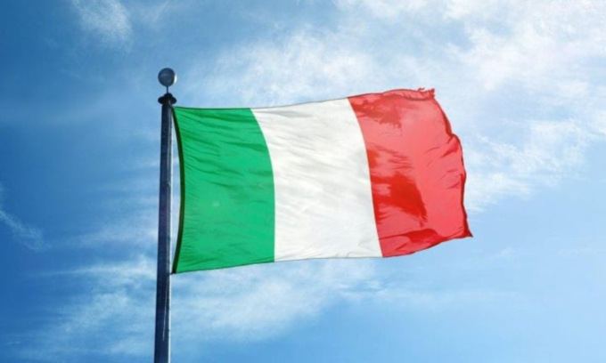 Bandiera italiana rubata davanti al Patronato di Mantova, indagini in corso