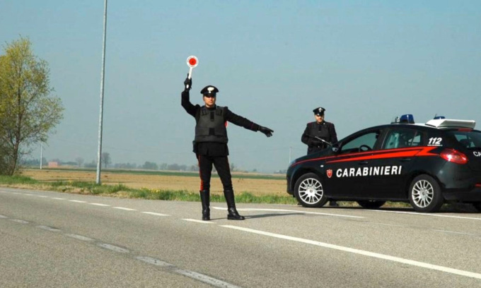 Fermati per un controllo a Viadana: in auto nascondevano hashish, cocaina e un coltello